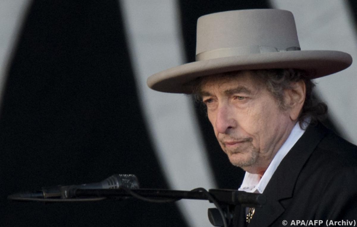 Bob Dylan loves “Coronation Street” – a show of performance