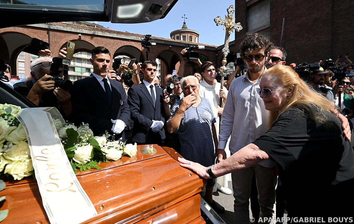 Fans sing “L’Italiano” at Toto Cutugno’s funeral