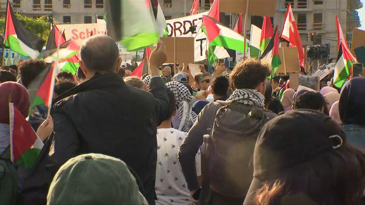 هتافات معادية في مظاهرة سلمية مؤيدة للفلسطينيين في معظمها
