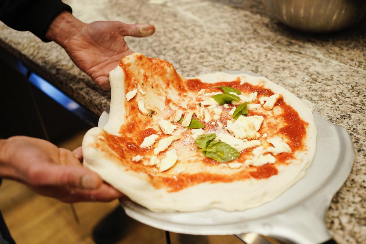 Naples: “King of pizza makers” declares Hawaiian pizza “good”