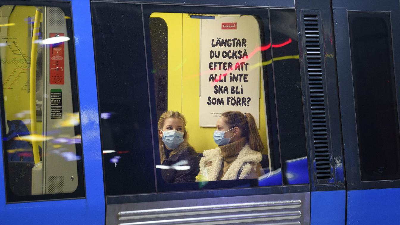 Zwei Frauen mit Mund-Nasen-Schutz in der U-Bahn