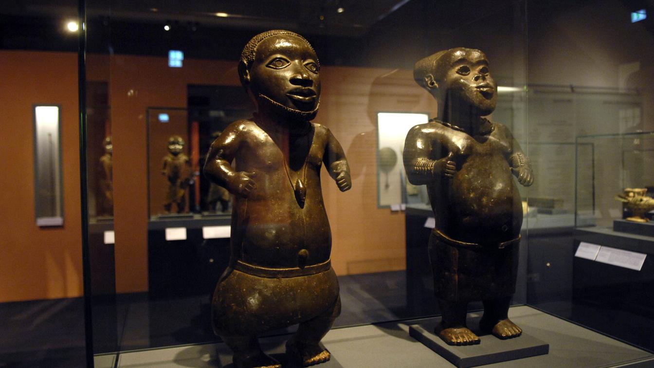 Zwei Hofzwerge aus dem Königtum Benin, Nigeria, im Weltmuseum Wien