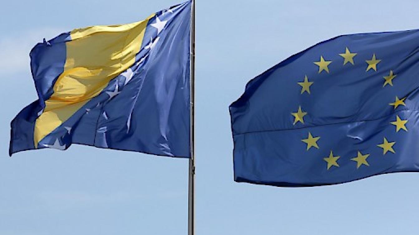 Eine Bosnien-Fahne weht neben einer EU-Fahne.