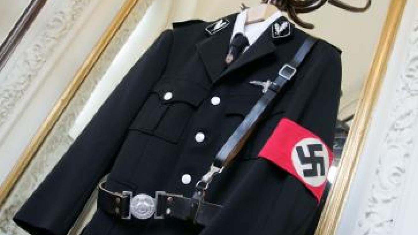 Eine SS-Uniform im Eingangsbereich des Volkstheaters anl. einer Pressefuehrung zur Ausstellung „Das Fuehrerzimmer.