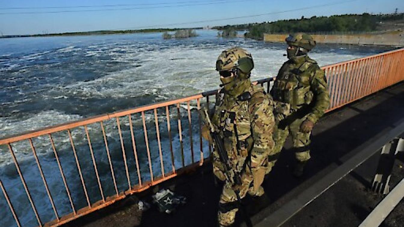 Russische Soldaten am Kakhovka-Staudamm.