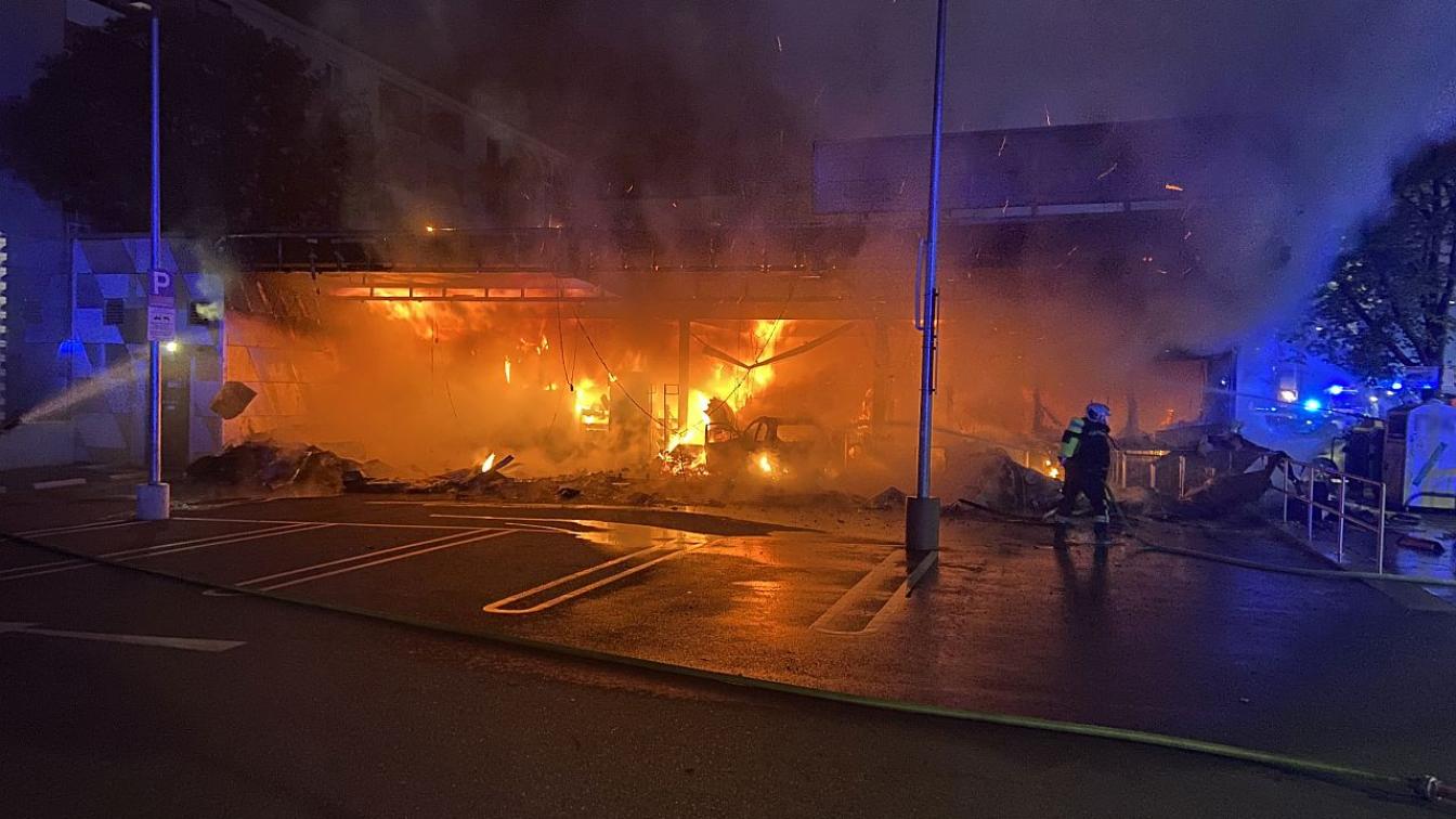 Auto krachte in Floridsdorfer Supermarkt und löste Feuer aus