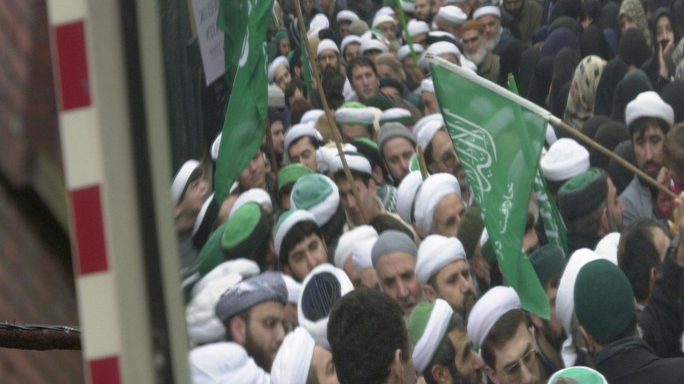Anhänger des "Kalifatsstaat" demonstrieren