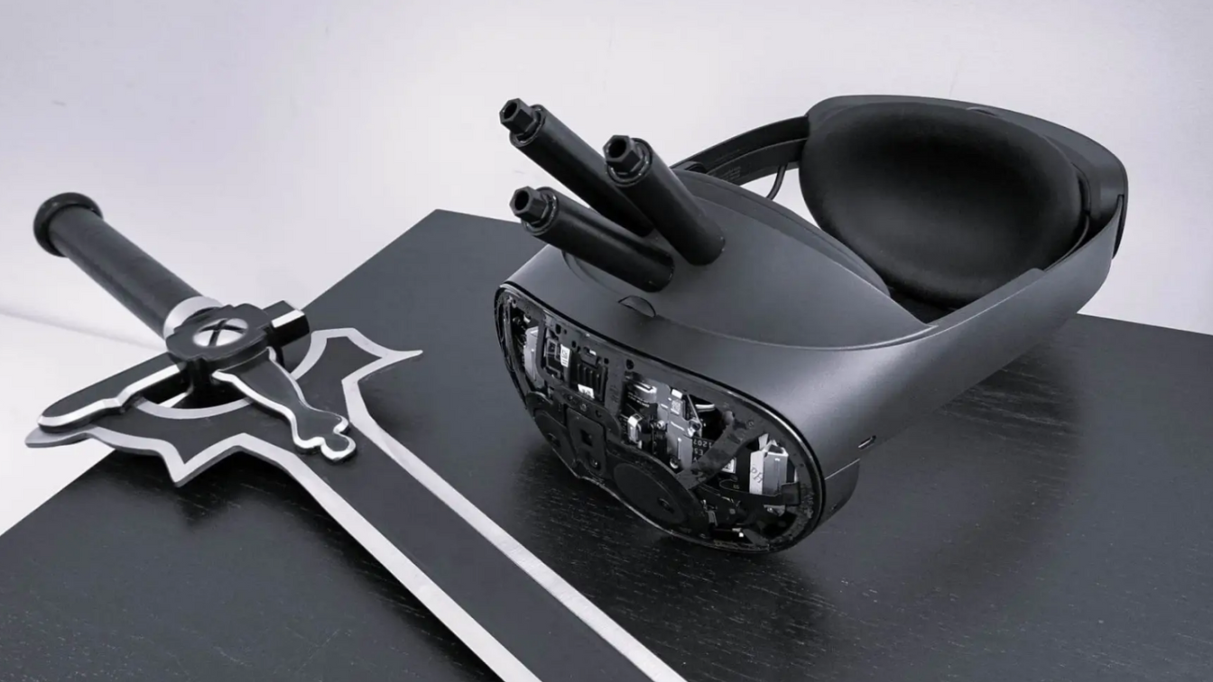 Eine VR-Brille mit 3 Sprengladungen an der Stirn und ein Spielzuegschwert