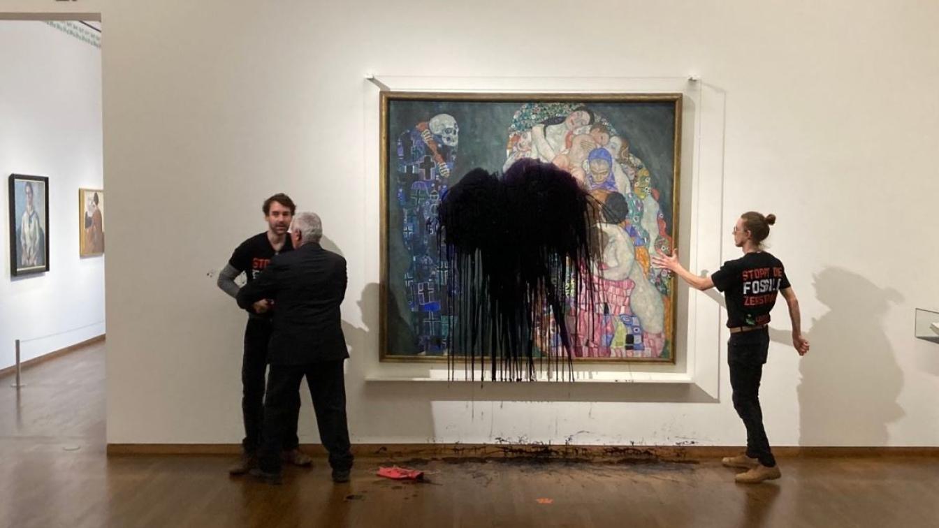Klimagruppierung "Letzte Generation" überschüttet Klimt-Gemälde