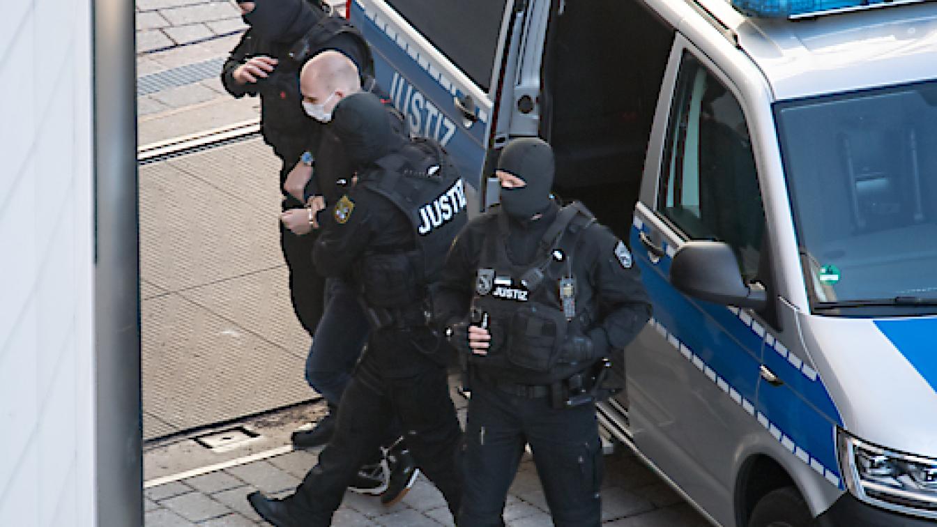 Halle-Attentäter steigt beim Landgericht unter Bewachung aus