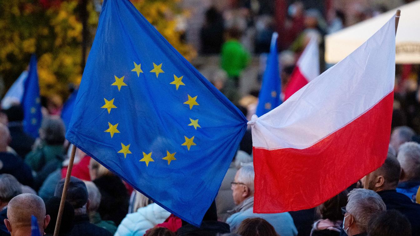 Flagge der EU und von Polen zusammengebunden