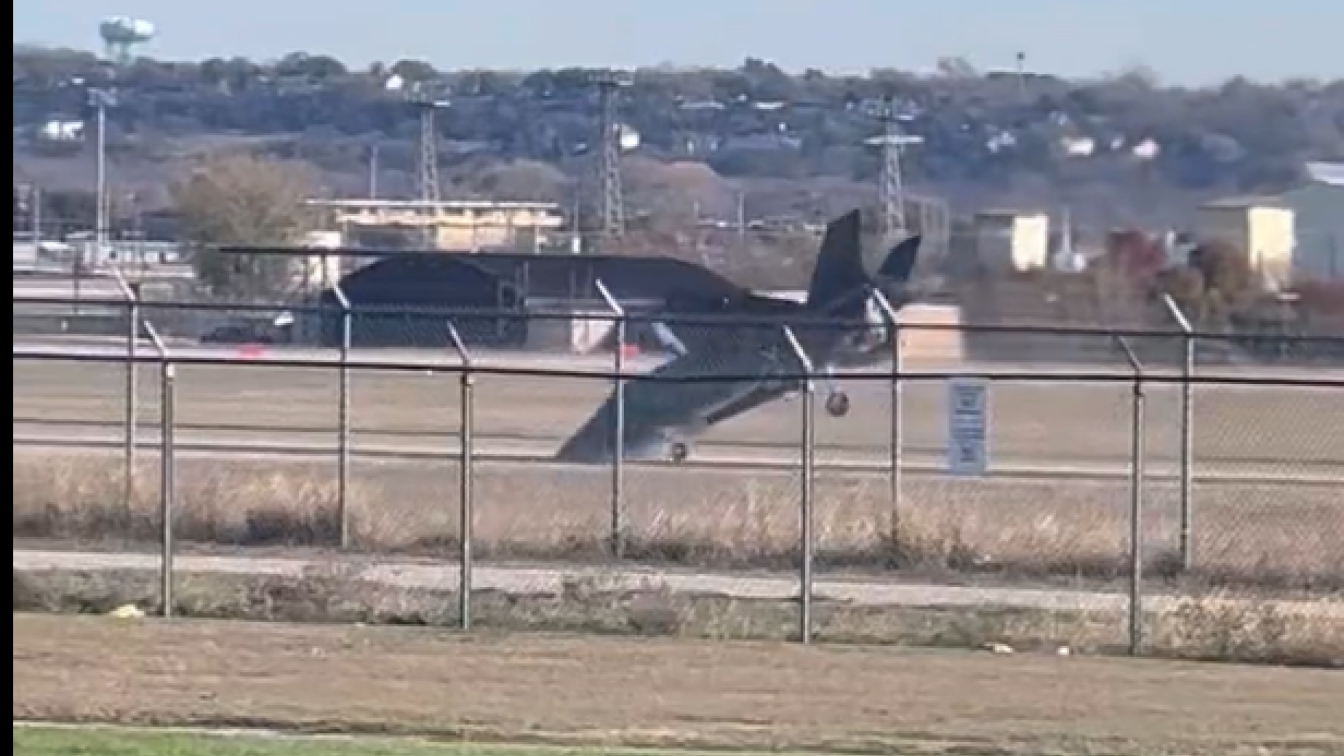 Ein Kampfjet vom Typ F-35B versemmelt die Landung