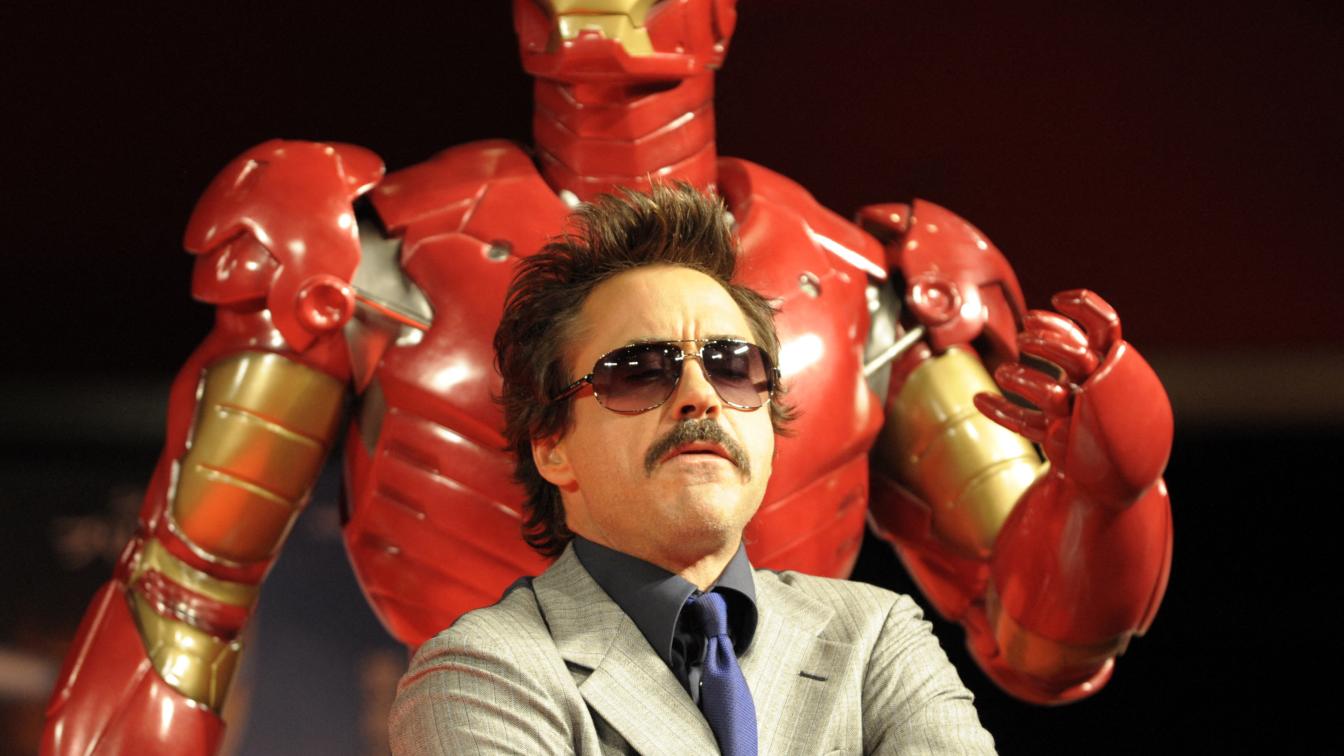 Robert Downey Jr. vor einer lebensgroßen "Iron Man"-Figur