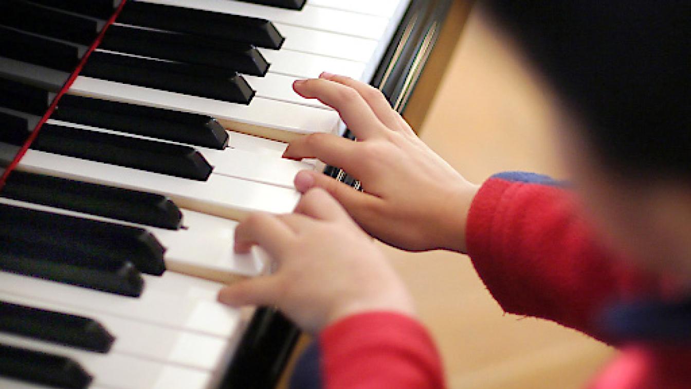 Kind spielt Klavier.