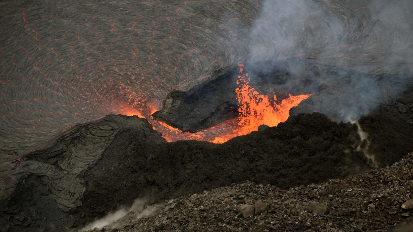 Lava strömt aus Öffnungen des Vulkans Kilauea auf Hawaii