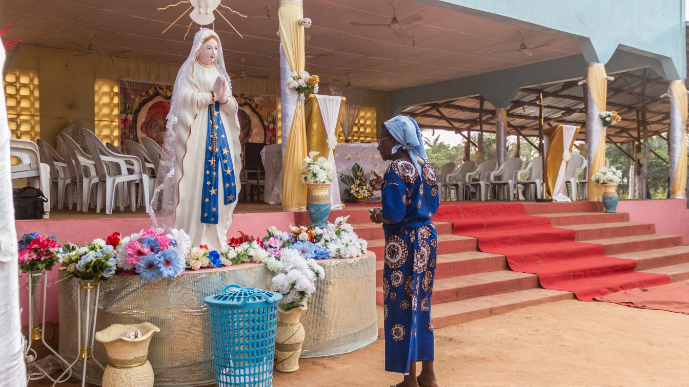 Ein Mitglied der katholischen Kirche in Benin erscheint zu einem Messdienst