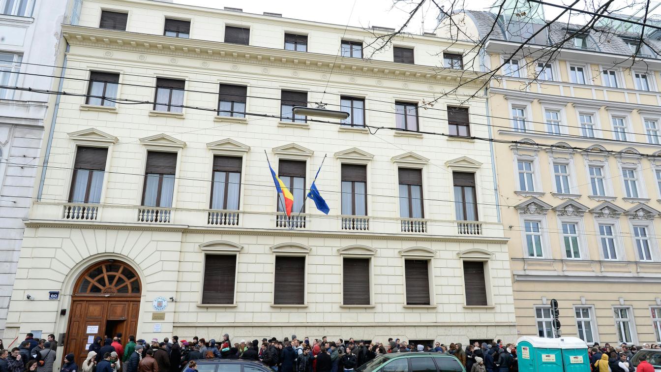 Auslandsrumänen stehen an zur Stimmabgabe am Sonntag, 16. November 2014, vor einem Wahllokal in der rumänischen Botschaft