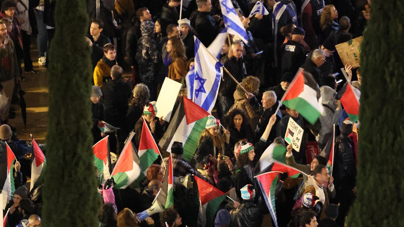 Linke israelische Demonstranten schwenken die palästinensische Flagge während einer Kundgebung gegen das Vorhaben von Premierminister Benjamin Netanjahu