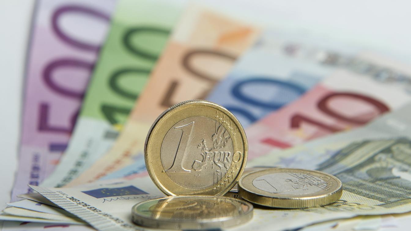 Euro-Banknoten und Münzen