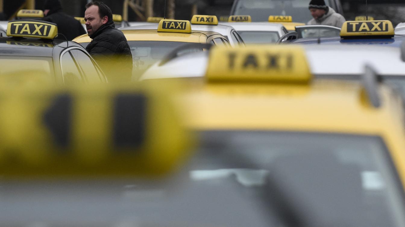 Mehrere Taxis in Prag
