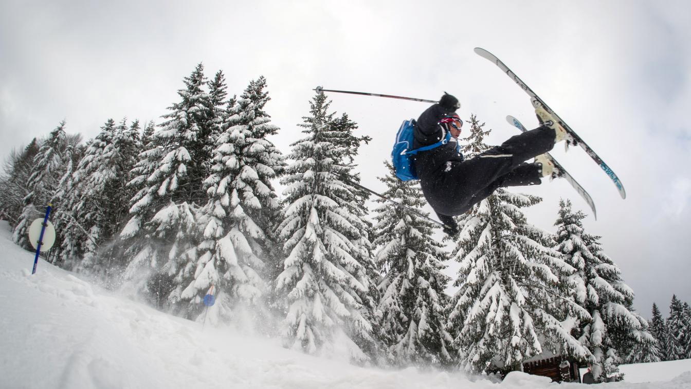 Schifahrer mit Baum im Hintergrund