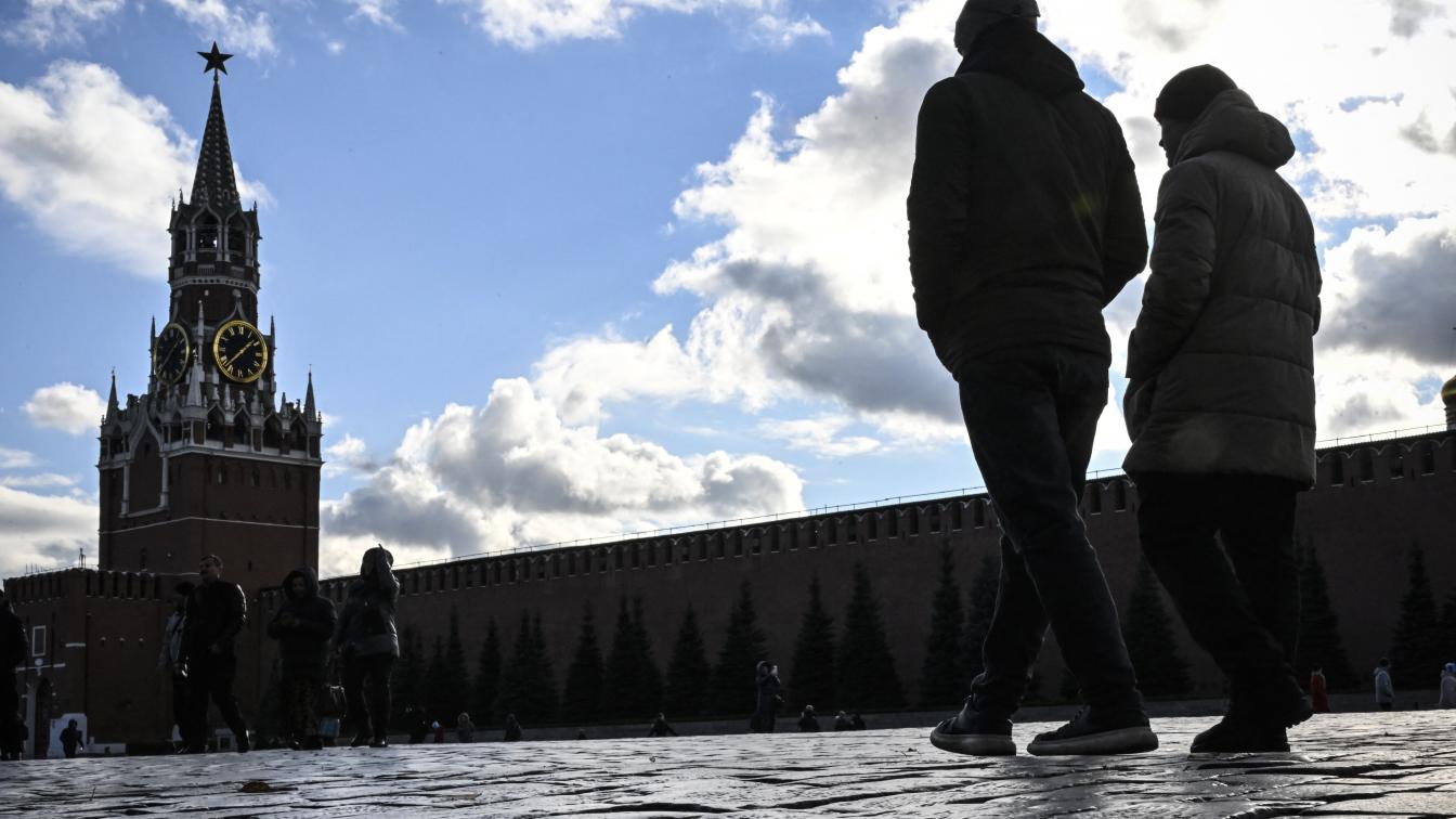 Menschen spazieren vor dem Kreml
