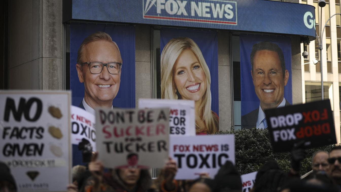 Protestierende demonstrieren gegen Fox News