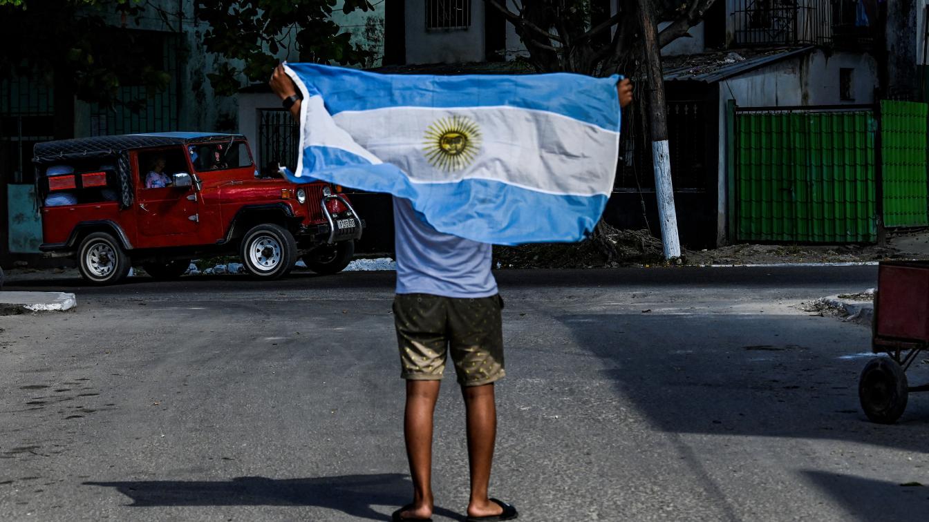 Mann hält die argentinische Flagge