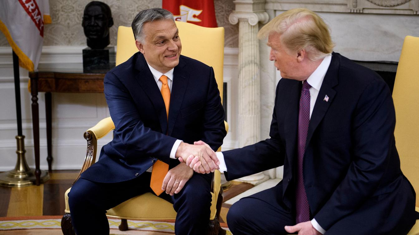 Donald Trump und Viktor Orban schütteln sich die Hand