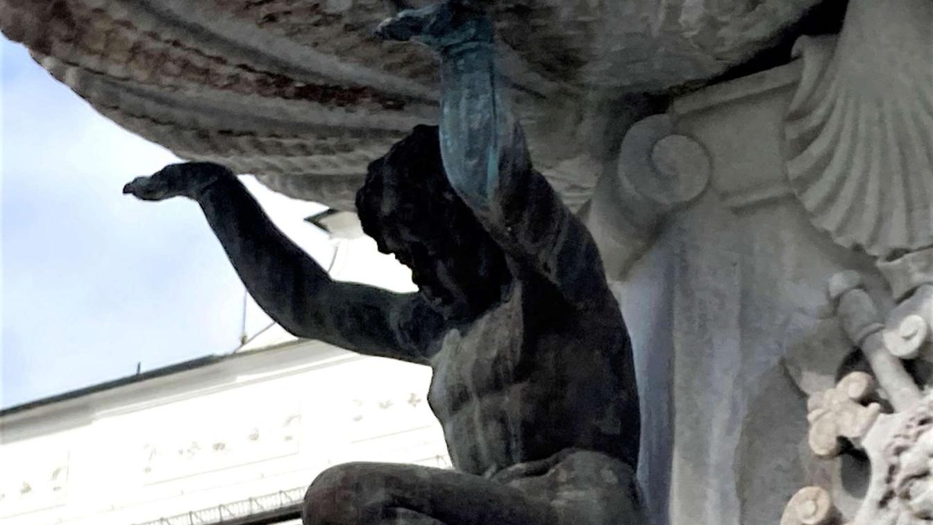 Bronzestatue am Innsbrucker Leopoldbrunnen