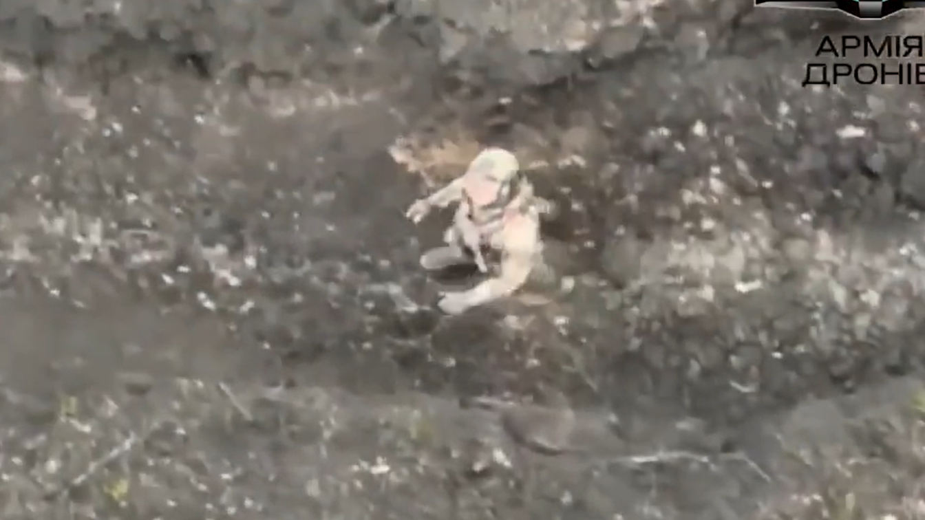 Screenshot aus einem Video das zeigt, wie sich ein russischer Soldat einer Drohne ergibt