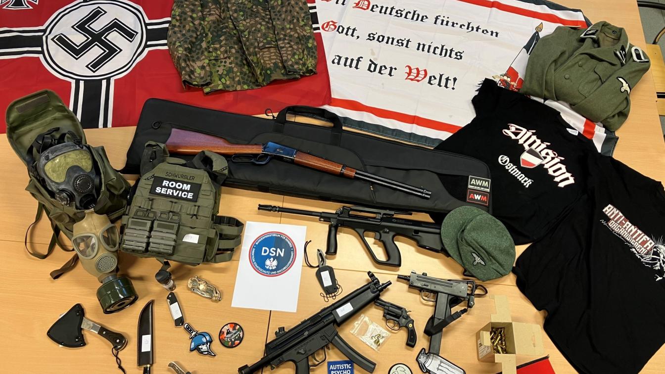 Beim damals 17-jährigen Wiener wurden u.a. Waffen, Gegenstände mit NS-Bezug und Datenträger sichergestellt