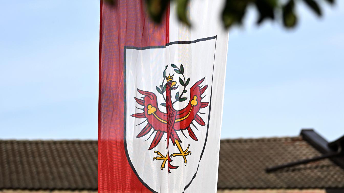 Eine Fahne mit dem Tiroler Wappen