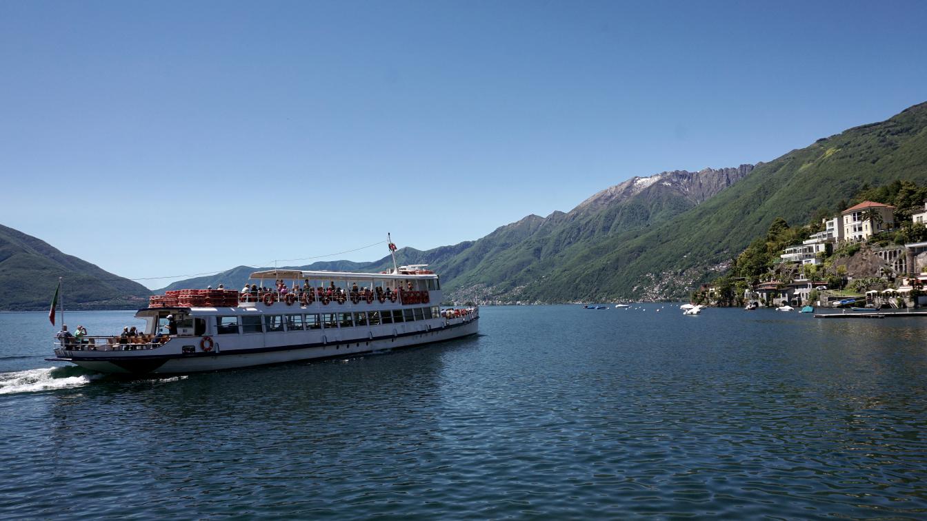 Ein Touristenboot am Lago Maggiore