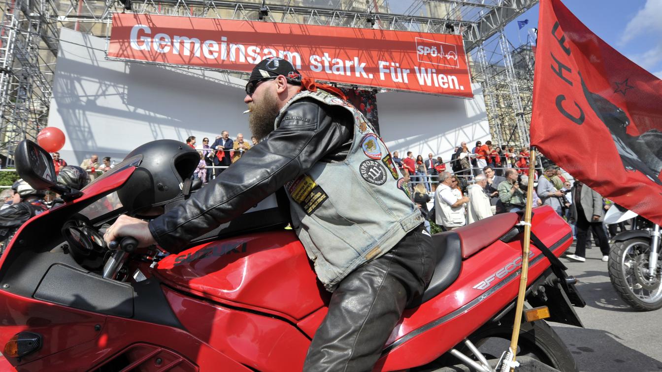 Teilnehmer mit Motorrädern während des traditionellen Maiaufmarsches der SPÖ am Wiener Rathausplatz am Samstag, 01. Mai 2010