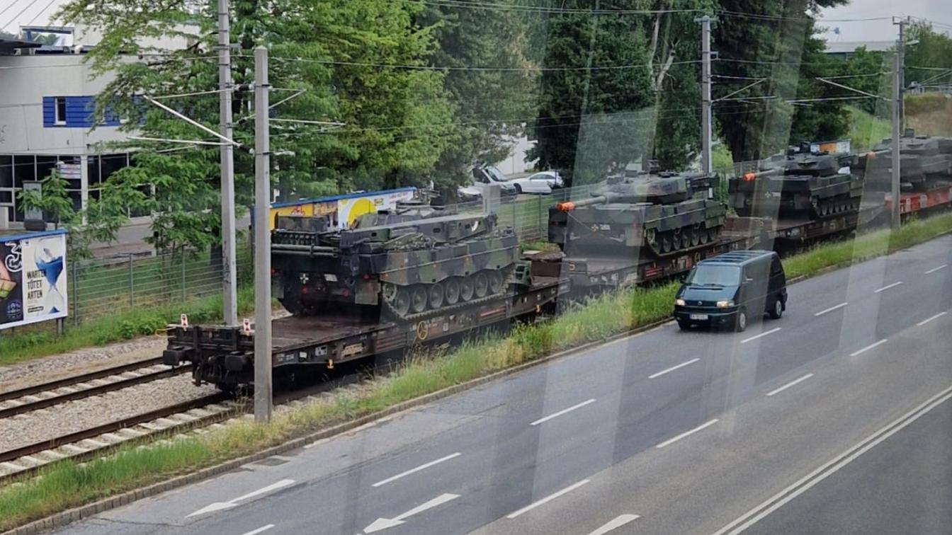 Leopard-2-Panzer der deutschen Bundeswehr werden per Zug über den Handelskai transportiert