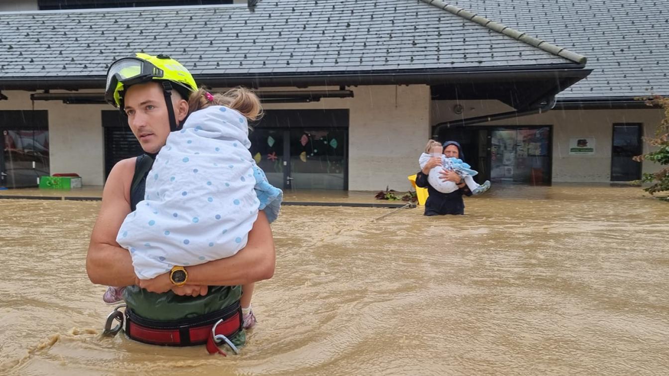 Unwetter in Slowenien: Die Freiwillige Feuerwehr Mengeš rettet Kinder aus einem überfluteten Kindergarten