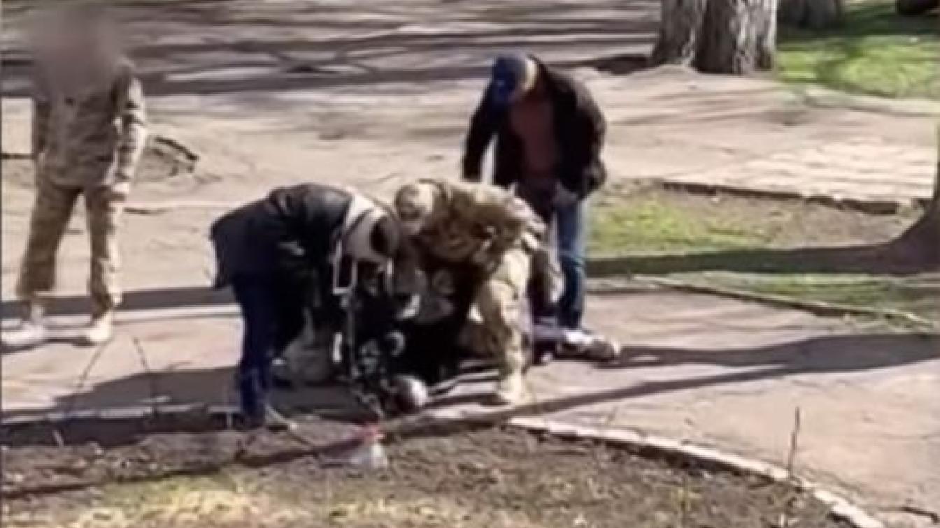 Die Szene zeigt die Verhaftung eines FSB-Agenten in Odessa
