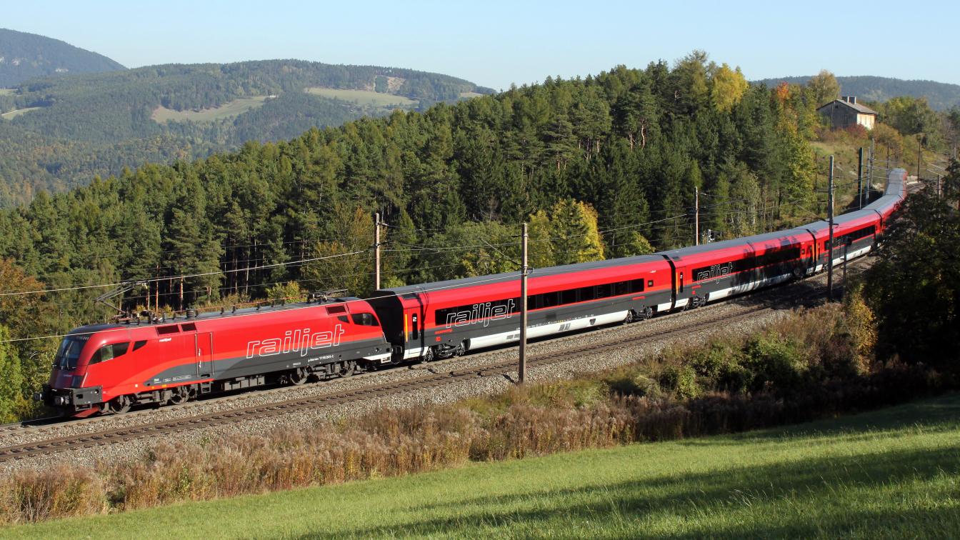 Ein ÖBB-Railjet auf der Südbahnstrecke