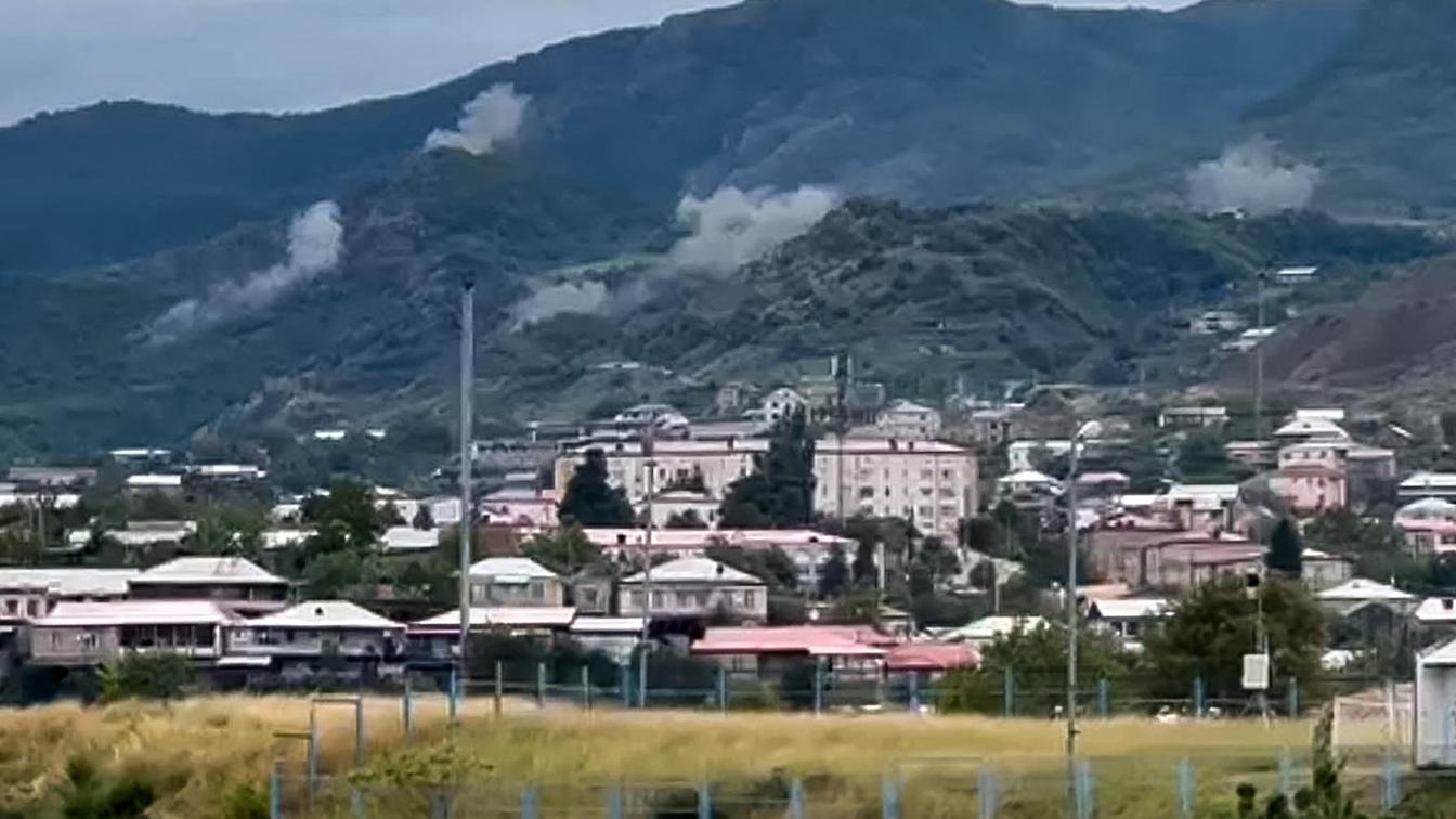 Aserbaidschanischer Artilleriebeschuss rund um die Stadt Stepanakert in Berg-Karabakh