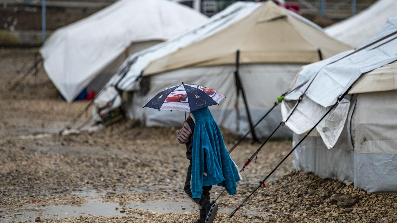 Kind mit Regenschirm im Camp Roj
