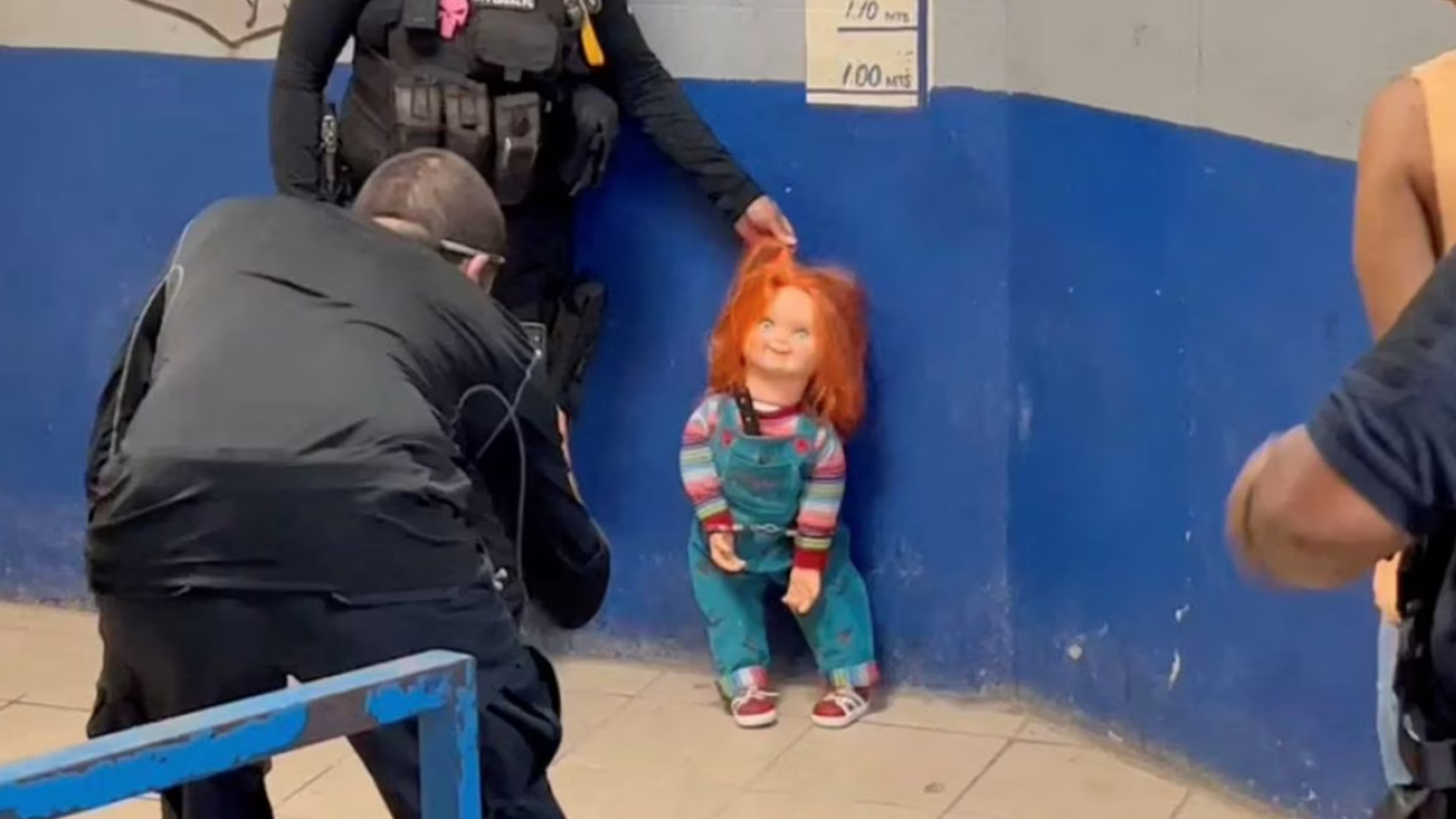 Mexikanische Polizisten nehmen eine "Chucky"-Puppe fest