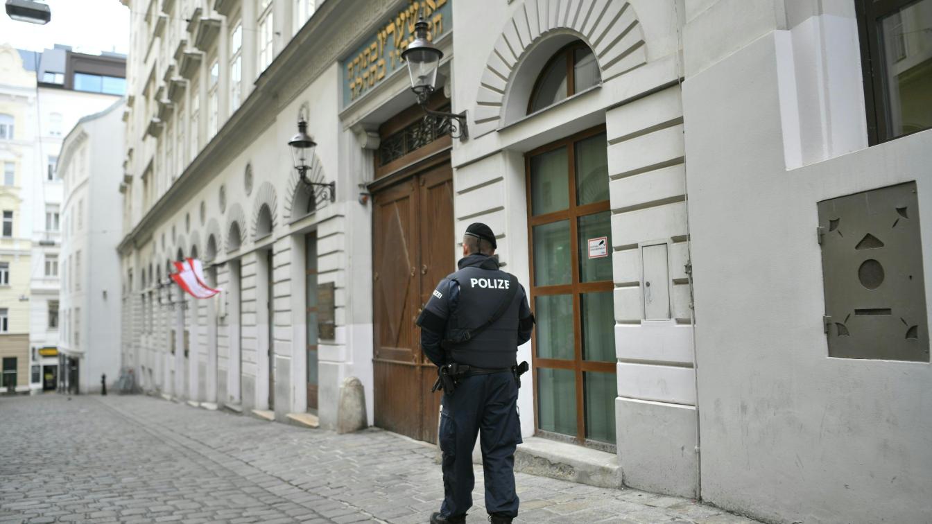 Polizist vor einer Wiener Synagoge