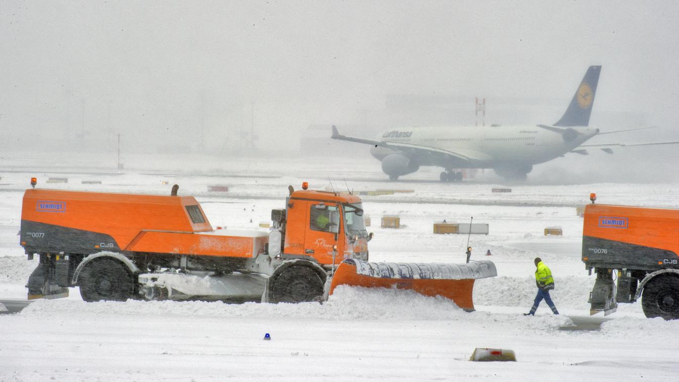 Symbolfoto: Schnee am Flughafen