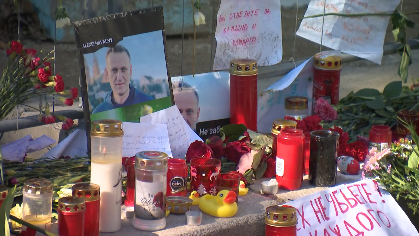 Kerzen und Blumen für Alexej Nawalny vor der russischen Botschaft in Wien