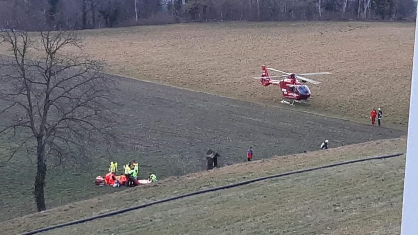 Die Feuerwehr bei der Bergung eines Schwerverletzten nach einer Bissattacke in der Gemeinde Brixen