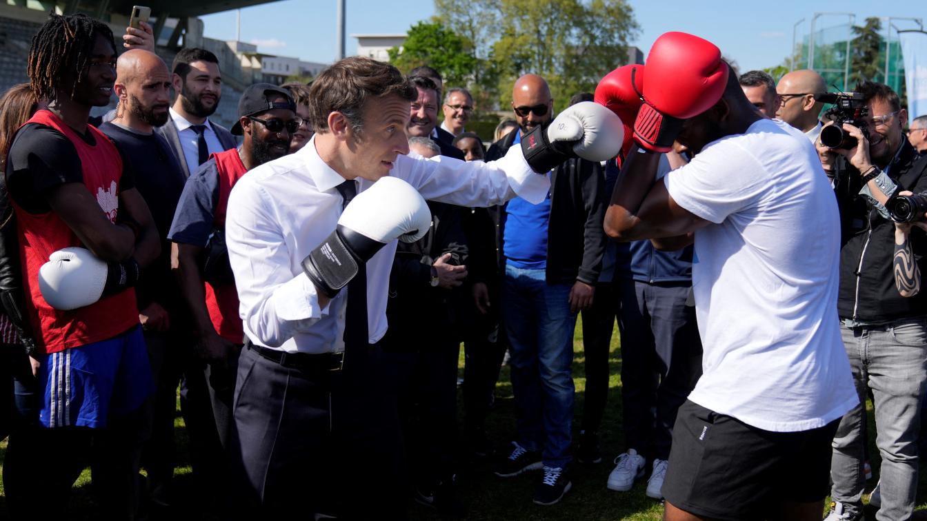 Emmanuel Macron boxt