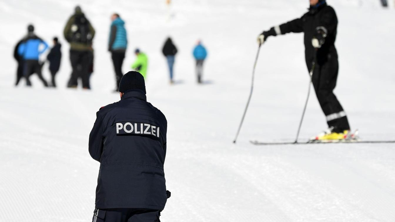 Polizei und Wintersportler auf einer Skipiste