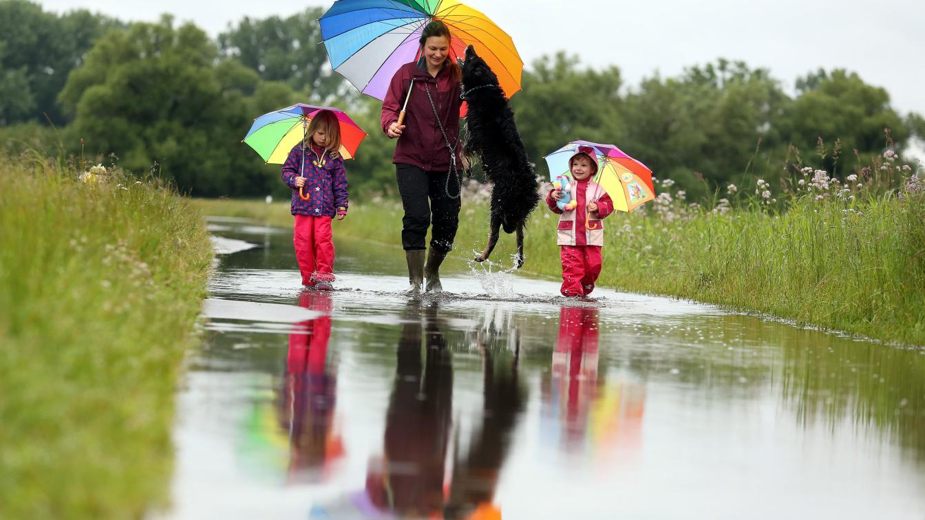 Familie mit Hund im Regen