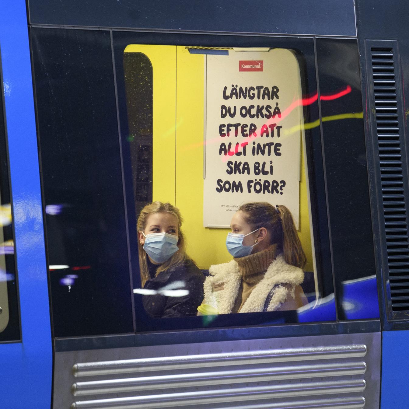 Zwei Frauen mit Mund-Nasen-Schutz in der U-Bahn